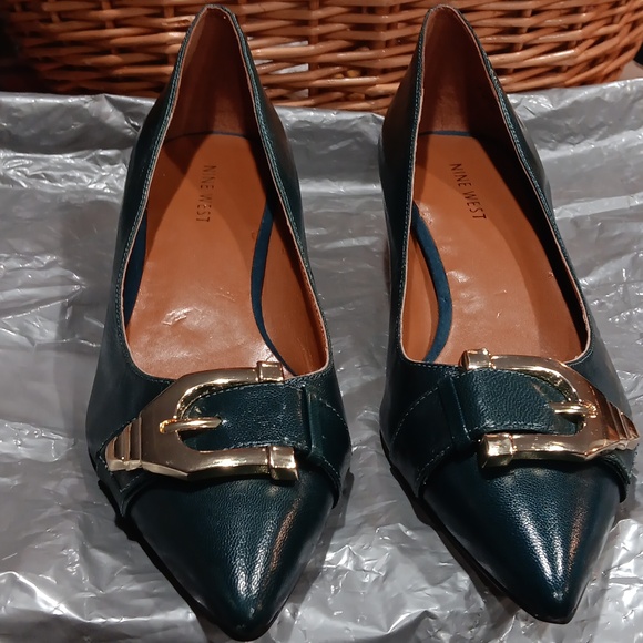 Nine West Green Leather Buckle Pumps size 8 - Picture 2 of 9
